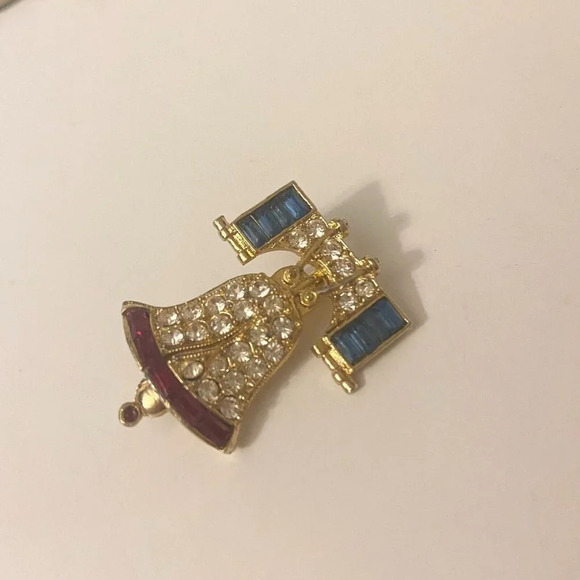 Vintage Lot of 10 Assorted Pins Canada Saskatoon Toronto Police Handcuffs Legion - Picture 10 of 16